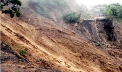 चितवनको सिमलतालमा पहिरोले दुईवटा यात्रु बस बगायो,बसमा ५० यात्रु सवार