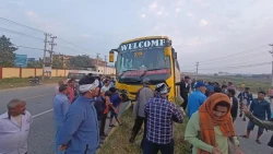 काठमाडौँबाट वीरगञ्जतर्फ आउँदै गरेको यात्रुवाहक बस डिभाईडरमा ठोक्किएर दुर्घटना