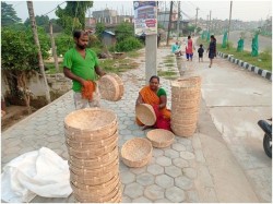 डोम र बिन समुदायका मानिस चङेरा, ढकी, छिटी बनाउनमा व्यस्त