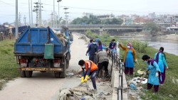 नदी किनारको फोहोर सफा गर्दै ललितपुर महानगर