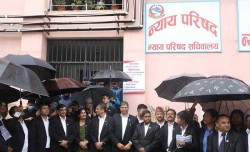 नेपाल बार एसोसिएसनद्वारा न्यायपरिषद्को गेटमा धर्ना