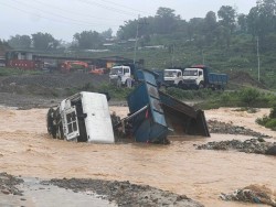 ललितपुरमा बाढीले टिपर बगायो