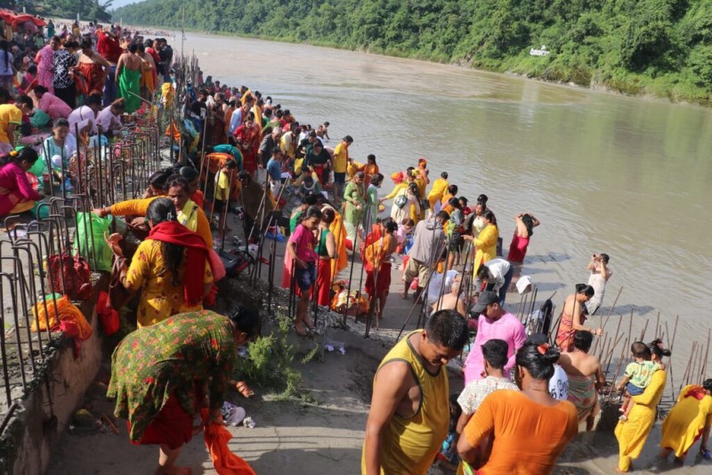 साउनमा देवघाट मेलामा एक लाख भक्तजनले गरे स्नान