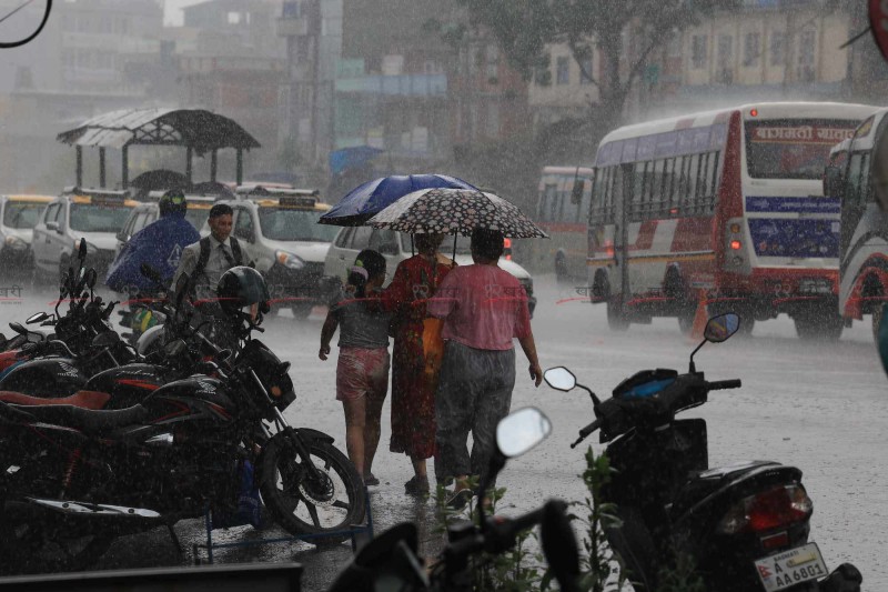 आगामी तीन दिन भारी वर्षाको सम्भावना, ३० जिल्लामा ‘रेडअलर्ट’