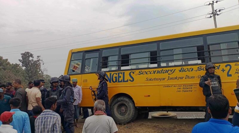 जनकपुरमा स्कुल बसले ठक्कर दिँदा एक महिलाको मृत्यु, एक बालकसहित ६ घाइते