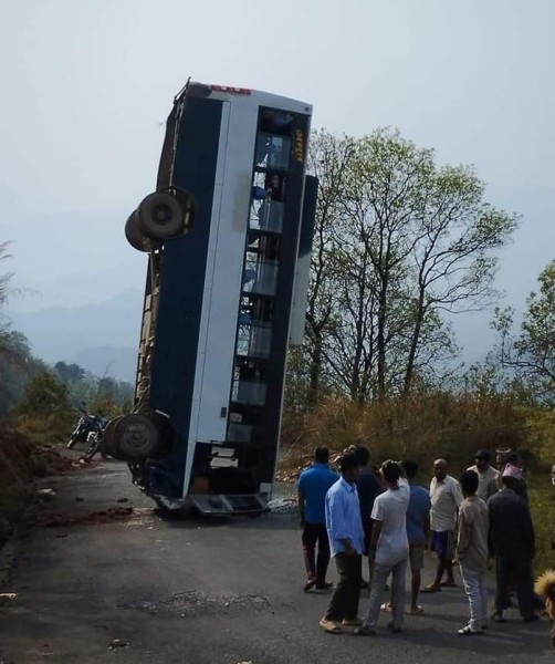 पोखरामा भयो अनौठो बस दुर्घटना ,बस सडकमा ठाडै उभियो