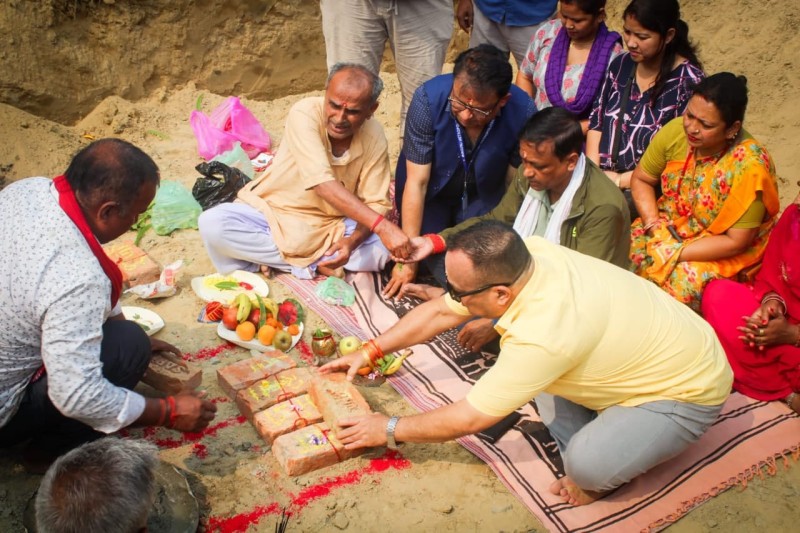 वीरगञ्जको मुर्लीमा मेयर सिंह र वडाअध्यक्ष गुप्ताले  गरे सयुँक्त रुपमा स्वास्थ्य चौकी भवनको शिलान्यास