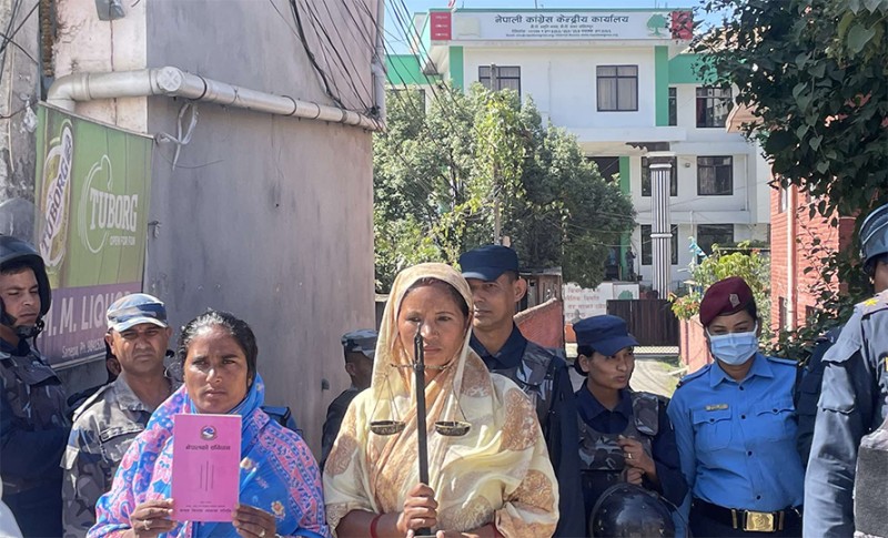 निर्मला कुर्मीलाई न्याय माग्दै कांग्रेस पार्टी कार्यालय अगाडि प्रदर्शन