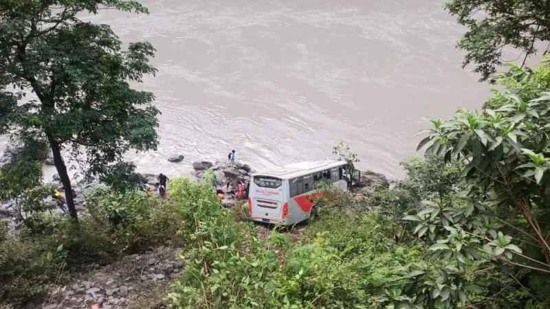 त्रिशूली बस दुर्घटना २० जना घाइते, पाँचको अवस्था गम्भीर