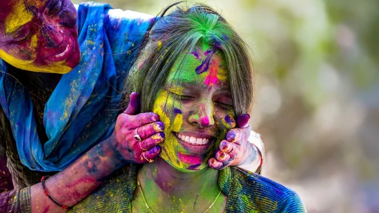 holi1-1711188270.webp